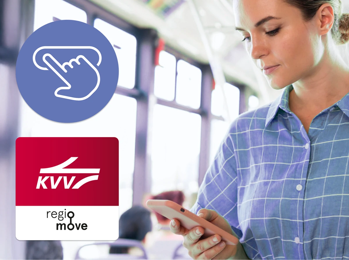 Eine Frau schaut, in einem öffentlichen Verkehrsmittel, auf ihr Smartphone. Auf der linken Seite sind die Logos von Swipe2Go und KVV-Regiomove zu sehen.