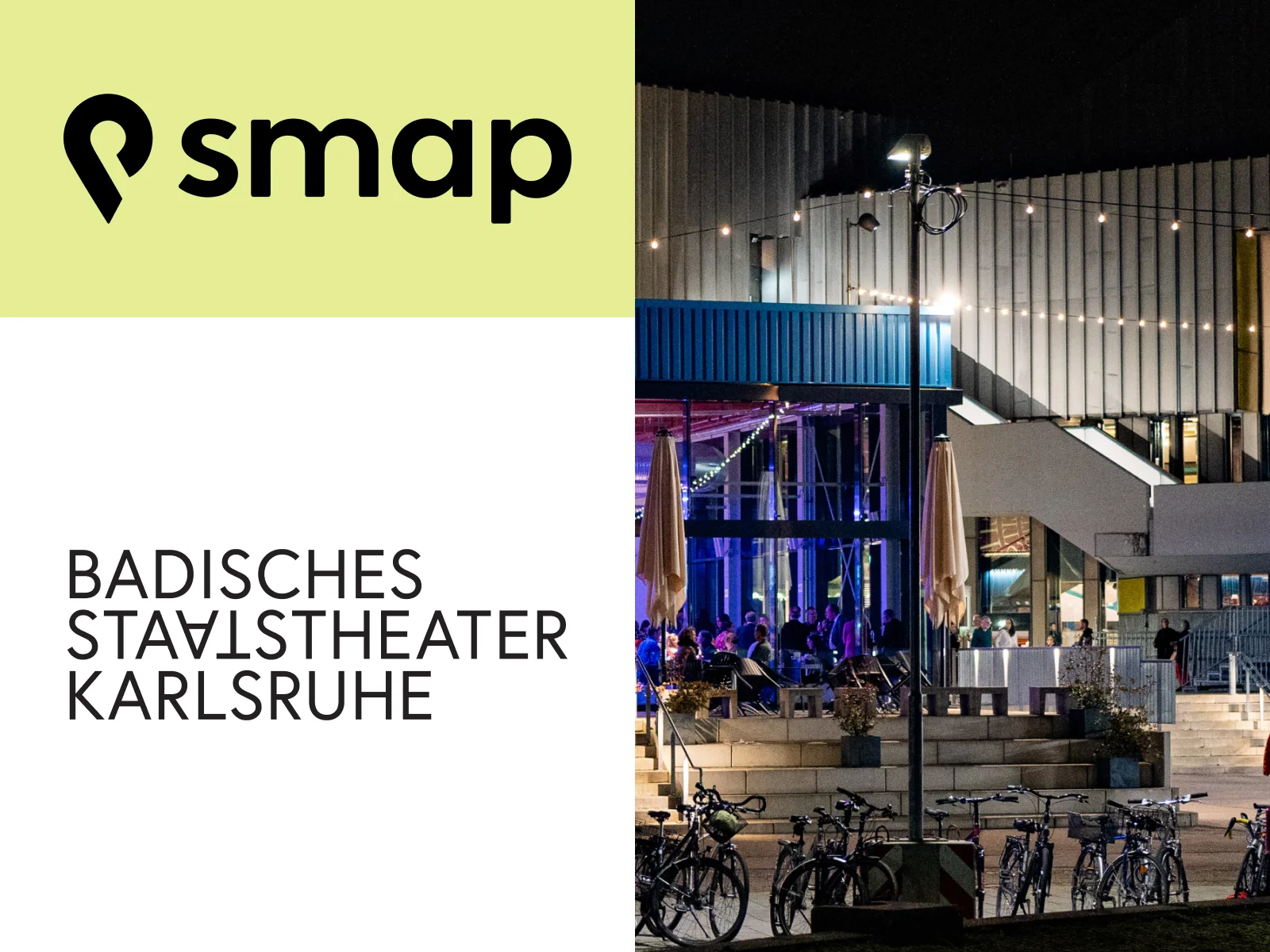 smap-Logo, Schriftzug „Badisches Staatstheater Karlsruhe“ und das abends beleuchtete Staatstheater mit Gästen auf der Terrasse und abgestellten Fahrrädern im Vordergrund